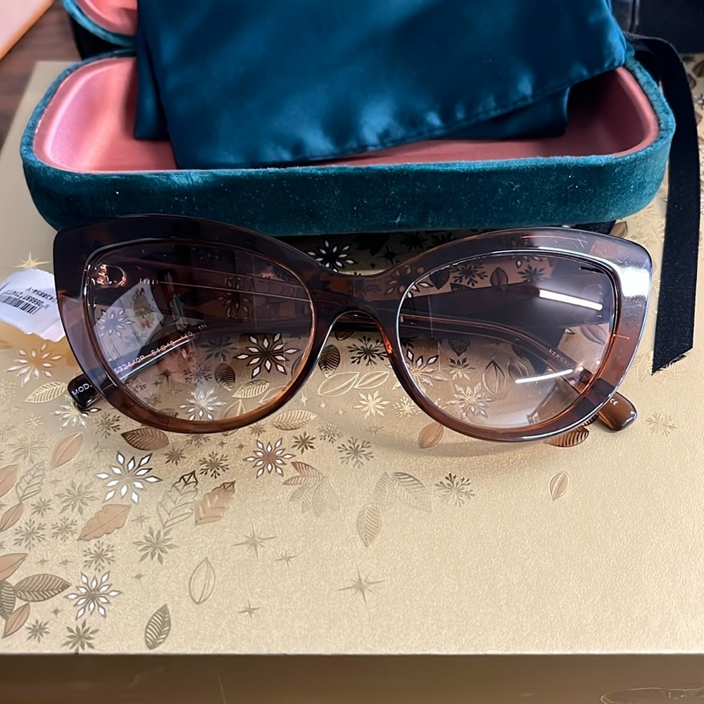 VERSACE MEDUSA  CAT EYE STYLE SUNGLASSES